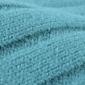 Dicke blaugrüne Strickmütze mit weicher Mohair-Textur für winterliche Outdoor-Wärme