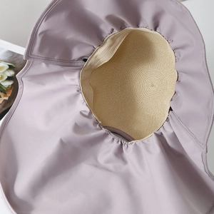 Dettaglio cappello da sole lavanda con top in paglia intrecciata e protezione nuca traspirante