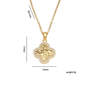 Collier trèfle porte-bonheur en acier titane doré avec dimensions et détails du poids