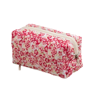 Quilted floral makeup bag with large capacity for travel toiletries and cosmetics