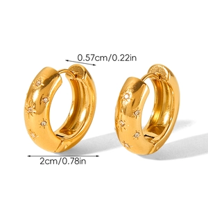 Boucles d'oreilles créoles dorées en acier inoxydable avec gravure et zircons