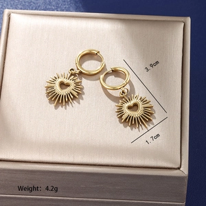 Détail de boucles d'oreilles cœur soleil doré, dimensions 3,9 cm et poids léger de 4,2 g