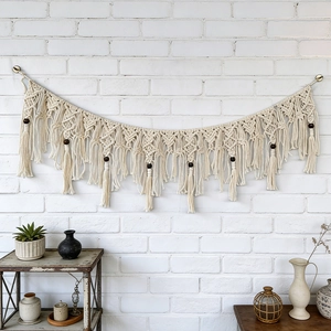 Handgefertigter Boho-Wandteppich aus elfenbeinfarbener Baumwolle mit Quasten und Holzperlen