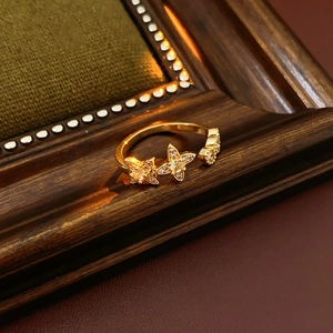 Detail eines Vintage Goldrings mit Sternen und Zirkonia auf antikem Holzrahmen