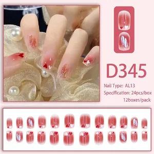 Unghie finte sfumate rosa con cuori e scaglie d'oro in set da 24 pezzi per manicure