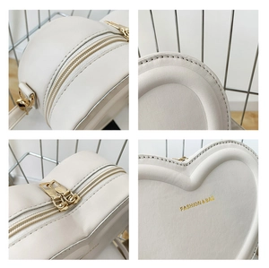 Détails du sac à bandoulière blanc en forme de cœur avec coutures et zip doré
