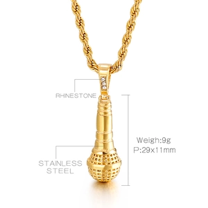 Dettaglio del ciondolo a microfono hip hop dorato con strass e specifiche tecniche