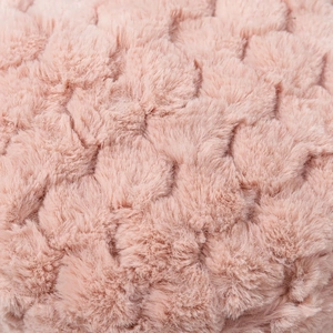 Nahaufnahme des weichen rosa Kunstfells mit flauschiger Textur und feinen Textilfasern