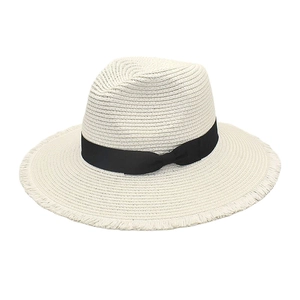 Détail du chapeau de paille Panama avec ruban noir et bords à franges élégants et naturels
