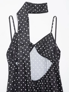Detaillierte Flachbildansicht des Polka-Dot-Maxikleides mit dünnen Trägern und V-Rücken