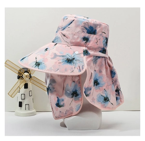 Detail eines pinken Sonnenhuts mit Blumenmuster, Gesichtsschutz und Nackenschutz