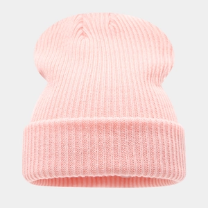 Texture détaillée d'un bonnet en tricot rose à larges côtes avec bord roulé élastique épais