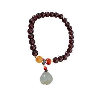 Granat-Perlenarmband mit weißem Lotus-Anhänger und Achat-Akzenten im Zen-Stil