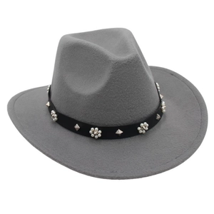 Détail d'un chapeau fedora gris foncé avec bande en cuir noir, rivets et fleurs en perles