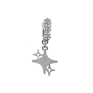 Vue détaillée d'un faux piercing nombril argenté avec zircon cœur et pendentif étoile