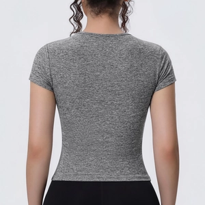 Détail du t-shirt de yoga gris chiné avec coupe ajustée et tissu technique respirant