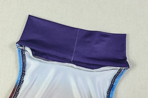 Détail de la couture surjetée de qualité et texture du tissu en dégradé bleu et blanc
