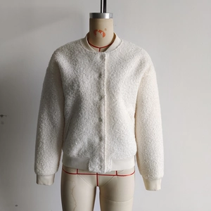 Détails de la veste en polaire blanche avec poignets côtelés et fermeture à boutons