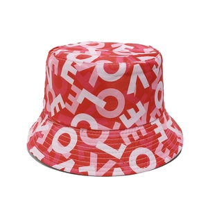 Détail d'un bob rouge avec imprimés de lettres LOVE blanches et roses en motif intégral