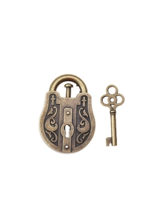 Détail macro d'un cadenas en métal bronze rétro avec des motifs en relief complexes