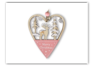 Détail d'un cœur en bois rose avec motif de cerf, sapin de Noël et petite cloche