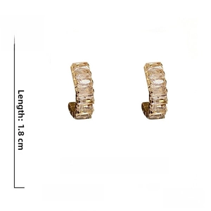 Detail of C-shaped gold-plated earrings with rectangular zircon stones and 925 silver posts