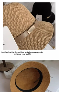 Dettaglio di cappello di paglia intrecciato con fibbia in pelle e etichetta anti-UV