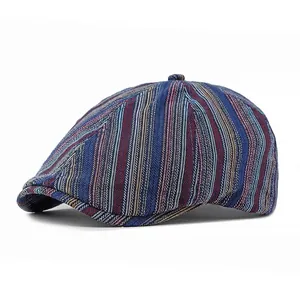 Béret rétro de style britannique à rayures colorées sur un fond blanc épuré