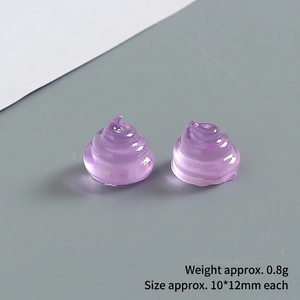 Détail de breloques en résine violette, dimensions 10x12mm et poids de 0,8g