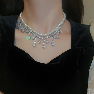 Dettaglio collana a due strati con perle barocche e pendenti in zircone a goccia d'acqua