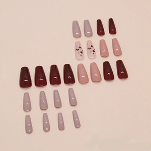 Faux ongles ballerine bordeaux et mauve brillants avec motifs de cœur discrets