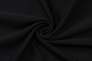 Vue macro détaillée du tissu noir de la robe en dentelle montrant la texture et les plis