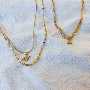 Collana a doppio strato in acciaio inossidabile placcato oro con iniziali in cristallo