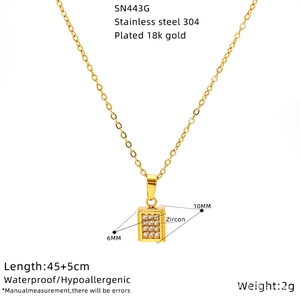 Détail du pendentif rectangle en acier plaqué or 18K avec incrustation de zircon