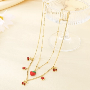 Dettaglio della collana a strati placcata oro 18k con ciondoli a forma di fragola e ciliegia