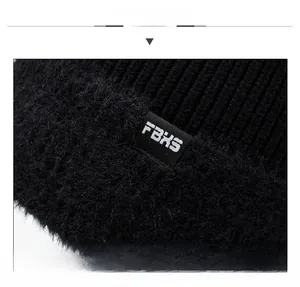 Détail du bonnet en tricot d'hiver montrant la maille côtelée et la doublure polaire