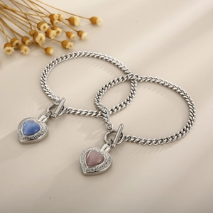 Gros plan de bracelets à fermoir OT avec pendentifs urnes en forme de cœur coloré