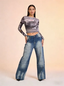 Detail der verwaschenen Wide-Leg-Jeans mit Flügel-Print im Vintage-Look für Damen
