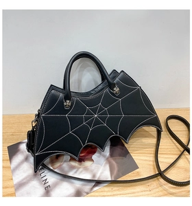 Schwarze Fledermaus PU Leder Handtasche mit Spinnennetz Design und Umhängegurt für Damen.