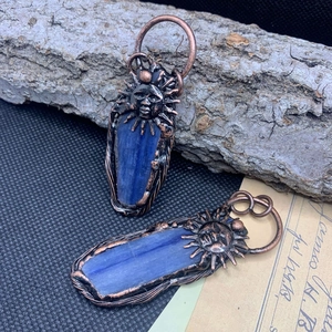 Vintage zonnegod hanger met ruwe blauwe kyaniet steen en een antieke bronzen omlijsting