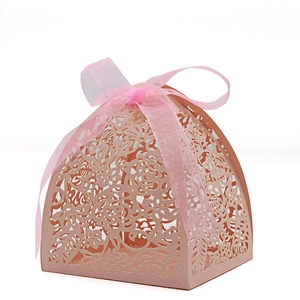 Laserschnitt Hochzeits-Süßigkeitenbox in Warmrosa mit elegantem Organzaband-Detail