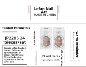 Détail de faux ongles à pois bleus et blancs avec colle et emballage JP2285