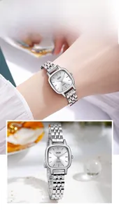 Détail d'une montre à quartz pour femme avec bracelet en acier argenté et cadran rectangulaire