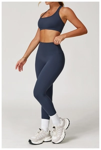 Detail eines dunkelblauen Yoga-Sets mit hoher Taille, hoher Dehnung und Racerback-BH