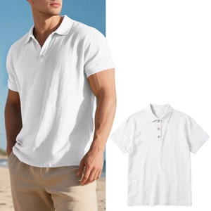 Détail du col d'un polo blanc en coton mélangé avec étiquette et texture du matériau