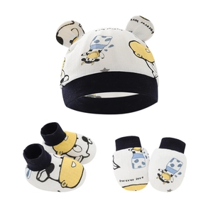 Set dettagliato cappello, calzini e guanti per neonati con motivo a mucca e testo stampato
