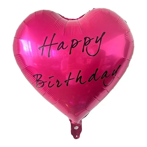 Vue détaillée d'un ballon en aluminium rose en forme de cœur avec Happy Birthday