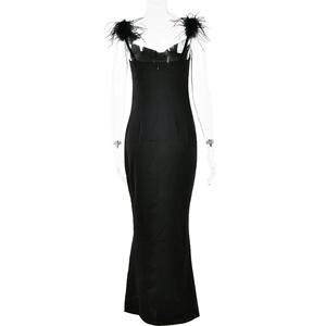 Vue arrière détaillée d'une robe de soirée noire avec bretelles en plumes