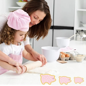 Vista dettagliata del simpatico set di formine per biscotti a forma di maialino rosa.
