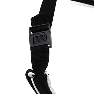 Détail de la boucle en plastique noir réglable et de la sangle élastique du chapeau